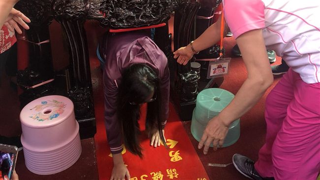 七夕不只情人節　府城特有鑽桌成年禮