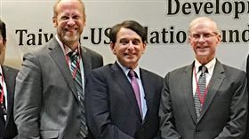 國內外學者聚集　探討台美關係新架構台灣智庫與美國全球台灣研究中心（GTI）合辦「建構亞太新局下台美關係新架構」國際論壇，18日在台北舉行，國內外學者、專家，包含前AIT處長司徒文（左6）與楊甦棣（左7）等人出席與會，外交部政務次長吳志中（右6）也出席閉幕式並與來賓合影。中央社記者侯姿瑩攝　106年8月18日