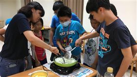 學童體驗韓式炒泡麵