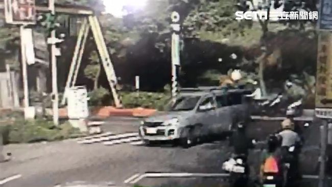 機車撞左轉車　騎士彈飛重傷送醫