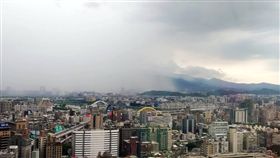 雨瀑猛灌台北市　圖／翻攝自「台灣颱風論壇｜天氣特急」臉書粉絲團