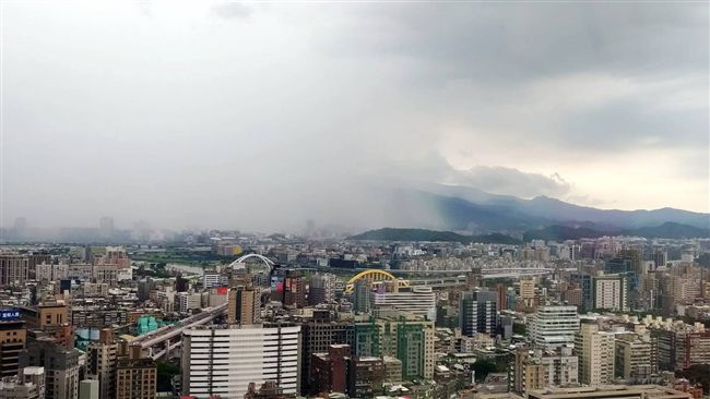 平行世界？內湖被雨瀑猛灌照驚呆網友