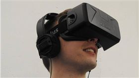 沉迷VR狂玩700小時　日男視力竟從0.3變1.0　圖／翻攝推特