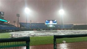大雨讓桃園棒球場嚴重積水。（圖／攝自中華職棒聯盟臉書）