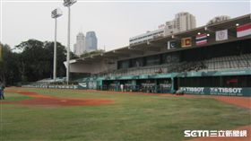 ▲GBK棒球場燈柱過低。（圖／記者蕭保祥攝）