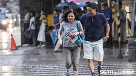 大雨、下雨、雷雨、梅雨、午後雷陣雨、撐傘。 （圖／記者林敬旻攝）