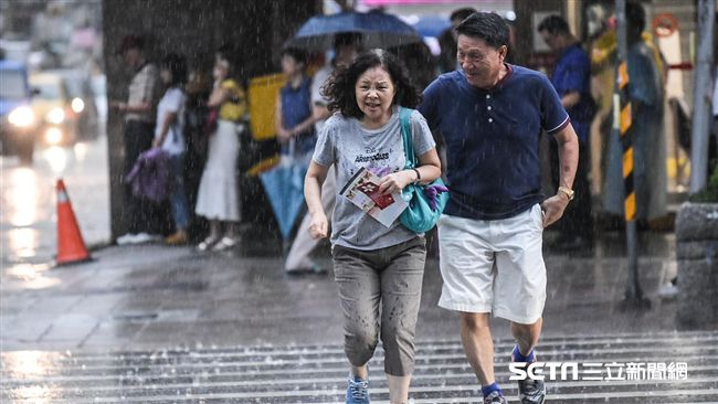 跨年夜帶傘！北台灣溼冷、中南部多雲