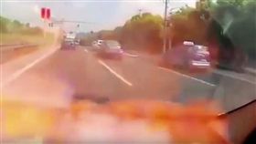 大陸上海，一名何姓女子日前開車時，將iPhone6手機放在車內儀表板，沒想到手機突然爆炸，火光噴出飄出灰煙。何女懷疑，手機會爆炸是因為她到第三方維修平台更換電池，但第三方維修平台卻堅稱電池是「原廠的」。對此，蘋果官方人員表示，手機內部配件不會通過任何管道銷售。（圖／翻攝自YouTube《觀自 在》）