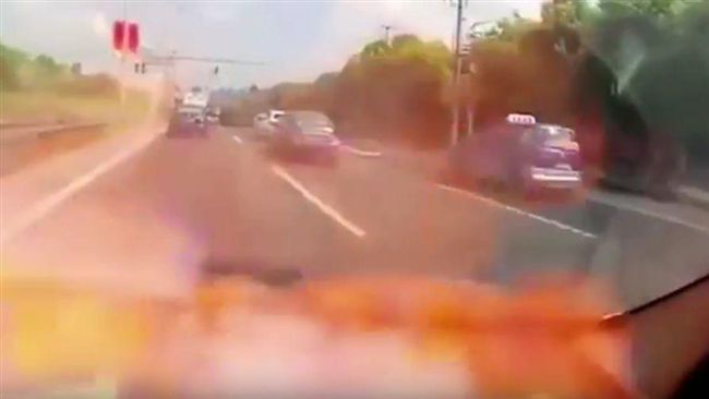 愛瘋放車上冒濃煙　爆炸噴火影片曝光