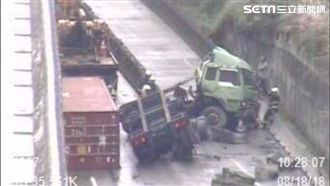 聯結車失控翻覆！「折甘蔗」斷成兩截