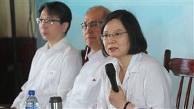 總統談85度C事件：打壓無助兩岸發展總統蔡英文（右）當地時間17日在貝里斯與隨團媒體茶敘時表示，對過境美國洛杉磯時的85度C事件，感到遺憾；只是買一杯咖啡，引來政治打壓，讓咖啡走了味。台灣企業被迫作政治表態，弄得兩面不討好，她認為這樣的發展不健康，「對兩岸發展也沒什麼幫助」。中央社記者裴禛貝里斯攝　107年8月18日