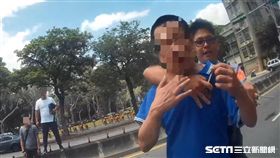 中山分局大直所警員路過民生東路及塔悠路口時，驚見傅男持冰鑿欲刺傷人，當場將他壓制逮捕（翻攝畫面）