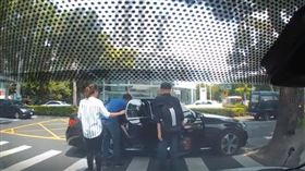 車橫停擋路接家人　4人慢慢上車！網友怒：還一直換位子（圖／翻攝自爆料公社）