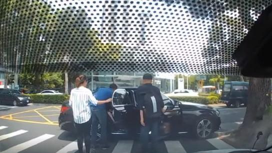 駕駛停斑馬線接人　網怒：還慢慢上車
