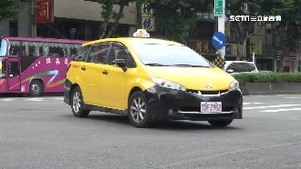 機車攔腰撞小黃　騎士倒地哀嚎滿臉血