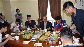 ▲廚師吳信緯準備蘇丹公寓選手村台灣味。（圖／記者王怡翔攝）