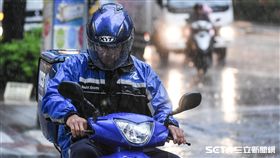 大雨、下雨、雷雨、梅雨、午後雷陣雨、撐傘。 （圖／記者林敬旻攝）