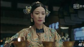 《延禧攻略》嫻妃剪燈/佘詩曼。(翻攝微博)