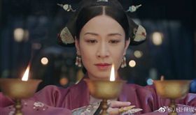 《延禧攻略》嫻妃剪燈/佘詩曼。(翻攝微博)