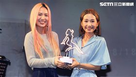 孫盛希今晚將在Legacy開唱，好友Lulu送上禮物祝福。（圖／記者蔡世偉攝影）