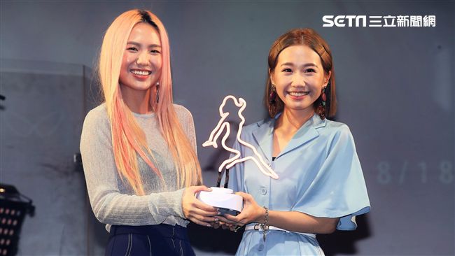 女星透視裝性感開唱　不排斥先有後婚