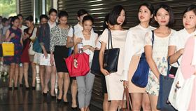 酷航來台招募空服員新加坡航空集團旗下的酷航（Scoot）18日在台北舉行台灣籍空服員第二階段面試，約200人參加面試，預估錄取40人。圖為應試者排隊準備進場。中央社記者施宗暉攝　107年8月18日