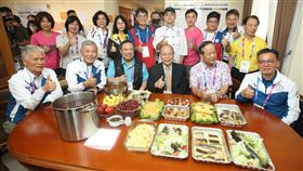 中華亞運代表團廚師隨行（1）中華亞運代表團今年特別從台灣帶來專屬廚師吳信緯（後右5）與營養師潘奕廷（後右4），讓選手在異地享受家鄉味。行政院政務委員張景森（前右3）、駐印尼代表陳忠（前右2）18日也到中華代表團下榻的蘇丹公寓，關心選手飲食狀況。中央社記者張新偉雅加達攝　107年8月18日