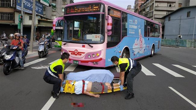 公車疑視線死角撞死行人　警急尋家屬
