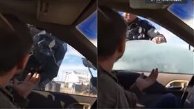 美國,警察,臨檢,車窗,墨西哥,安全帶,駕駛,Phillip Page,證件　圖／翻攝自YouTube http://youtu.be/j4Qn3eQx-u4