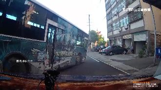 公車煞車失靈險撞車　機警一彎保命
