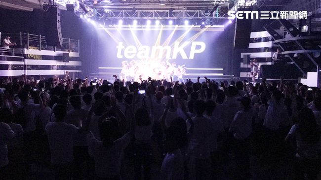 感謝支持者捐款！柯開趴走「夜店風」