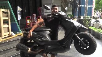 扛起機車徒步去修車　超狂神力男是他