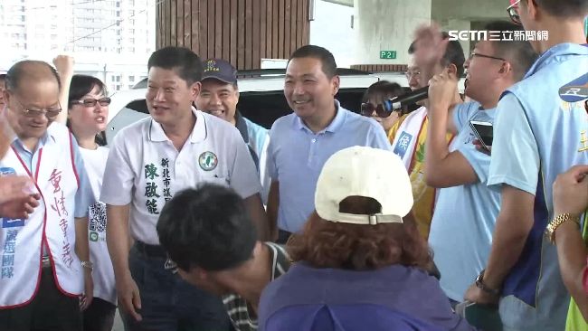 侯友宜拔樁？拍綠議員肩膀喊好朋友