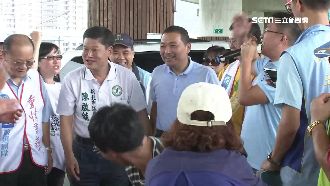 侯友宜拔樁？拍綠議員肩膀喊好朋友