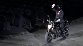 ▲印尼總統佐科威（Joko Widodo）在亞運開幕被喬裝騎重機進場。（圖／美聯社／達志影像）