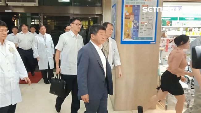 衛福部長陳時中返台　直奔醫院探視