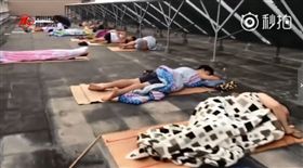 寢室熱爆又沒冷氣　大學生頂樓排隊「以天為被」睡大覺
圖／翻攝自微博