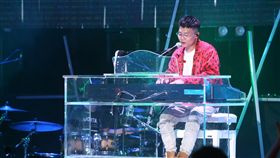 「廷廷」蕭秉治信義商圈辦新歌演唱會  辣妹貼身共舞氣氛high翻[20180818台北訊]