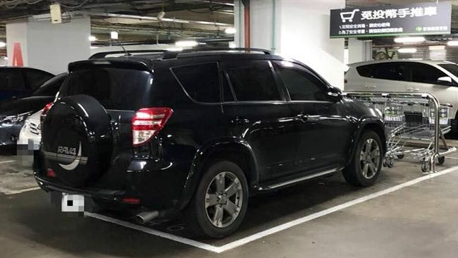 轎車停放推車格子　網：國字很難懂？