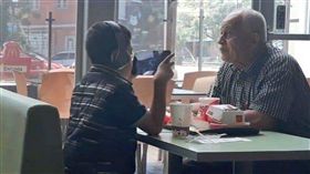 墨西哥,麥當勞,孫子,爺爺,手機,冷落,祖孫,電玩,Daniel Barnett 圖／翻攝自推特　https://goo.gl/NZtbTS