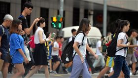 基本工資擬調升　勞方不滿資方可接受（1）基本工資16日經9小時會議後，拍板從108年1月1日起，月薪調漲至新台幣2萬3100元，時薪150元。對此，勞方委員感到不滿，認為調幅太低，甚至一度退席抗議。圖為台北街頭午後民眾來往穿梭。中央社記者孫仲達攝　107年8月16日