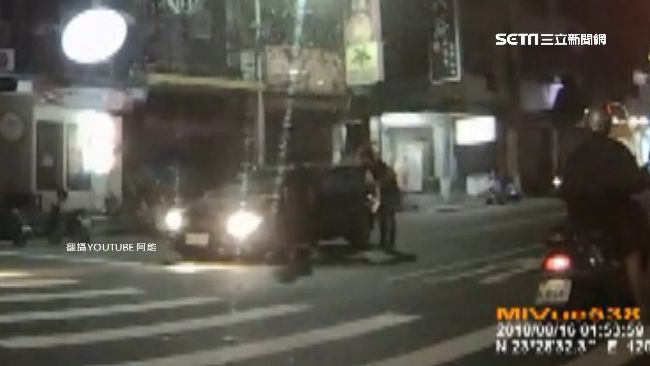 敢撞我！駕駛遭撞爆走　怒持球棒砸車