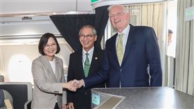 蔡總統過境休士頓　莫健接機（2）總統蔡英文（左）當地時間18日結束貝里斯出訪行程，下午抵達美國休士頓過境，美國在台協會（AIT）主席莫健（James F. Moriarty）（右）、駐美代表高碩泰（中）登機迎接，與蔡總統握手致意。中央社記者裴禛休士頓攝　107年8月19日
