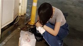 暖男七夕夜見短髮妹蹲地啜泣，故事超有感網狂腦補劇情。（圖／翻攝爆怨公社）