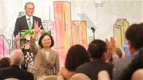 總統訪休士頓　謝僑胞支持（1）總統蔡英文（前左）當地時間18日結束貝里斯出訪行程，抵達美國休士頓過境，晚間出席僑宴，向在場僑胞揮手致意。中央社記者裴禛休士頓攝　107年8月19日