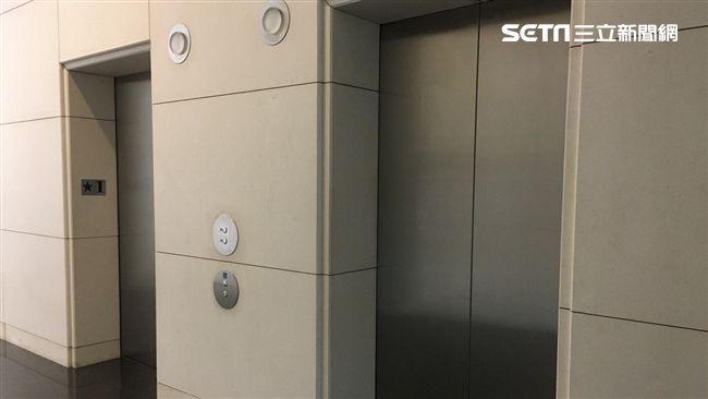 電梯壞掉！客喊爬上40樓　他傻眼了