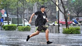 北市午後大雨（1）中央氣象局18日表示，因西南風及對流雲系發展旺盛，易有短時強降雨，提醒民眾外出應備雨具。台北市午後下起大雨，街頭一名媽媽抱著小孩撐傘走在雨中。中央社記者王飛華攝　107年8月18日