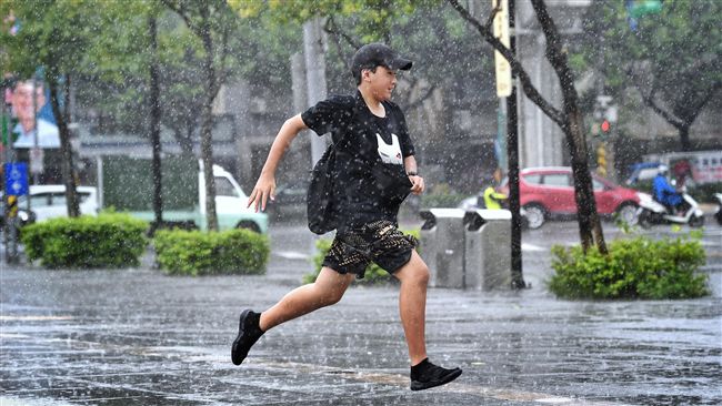 大雨特報！全台19縣市慎防強降雨