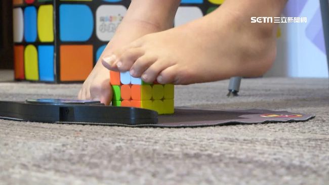 「腳解」魔術方塊！10歲男童奪4冠