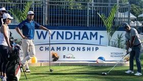 潘政琮（右）首回合結束暫居第11。 （圖／翻攝自潘政琮IG）